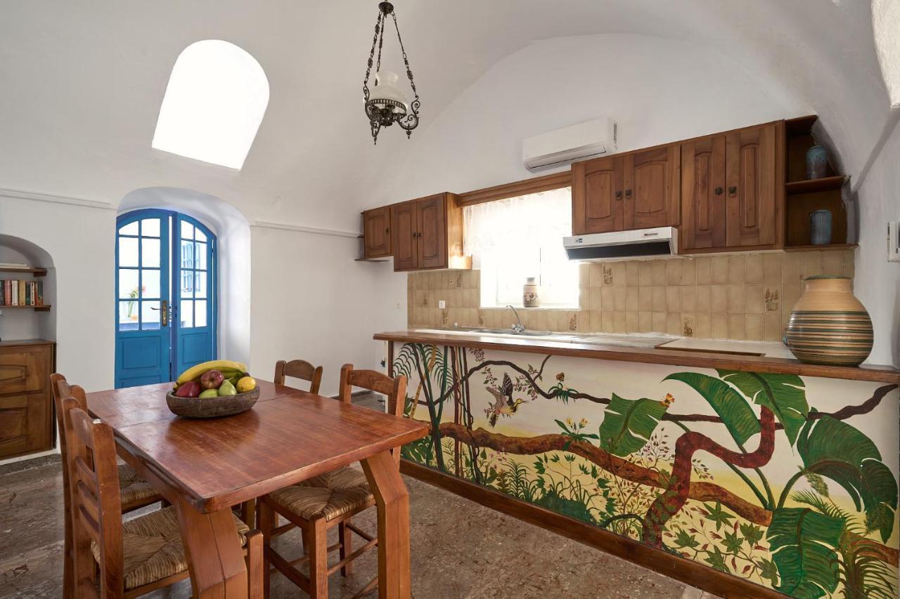 Amphitheater Cave Houses Фира Екстериор снимка